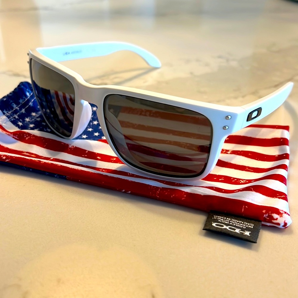 Men’s Oakley “Holbrook” prizm lens sunglasses, EUC!